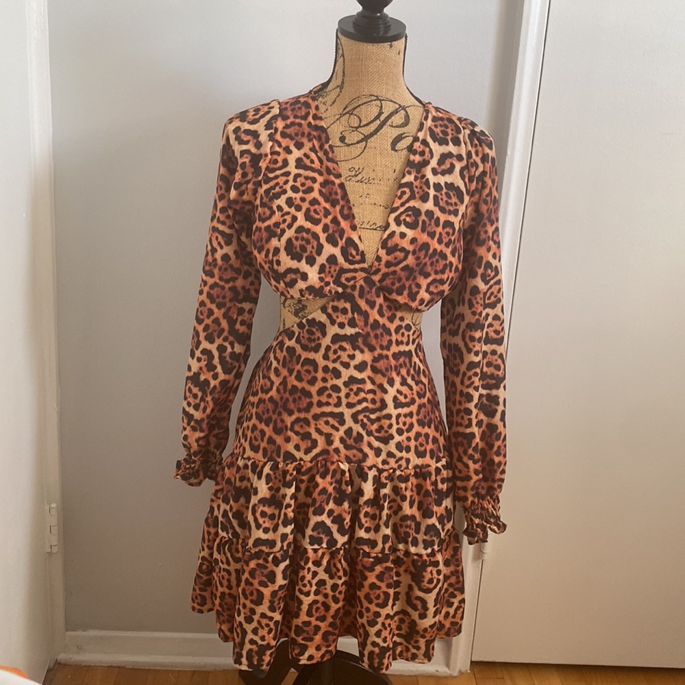 🍂 NWOT Cheetah Print Open Back Long Sleeve Dress
